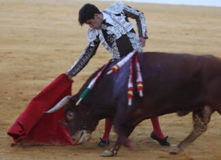 López Simón coloca una piedra por la reconstrucción de la tauromaquia cortando tres orejas en Antequera