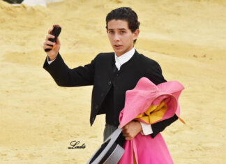 Mario Flores, de la Escuela de Ronda, corta una oreja en su debut