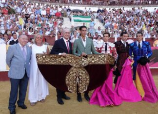 La Virgen de la Victoria en los capotes de paseo de los triunfadores de Málaga