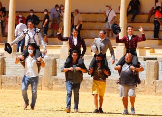 Vuelta de la tauromaquia por la Puerta Grande en la Corrida Rondeña de Rejones