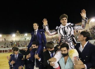 Javier Orozco se sobrepone de una cornada y corta dos orejas en su alternativa