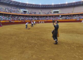 El malagueño Manuel Martínez corta una oreja en Roquetas