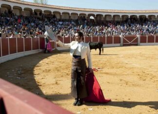 Javier Conde corta dos orejas en Canencia de la Sierra