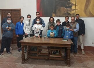 El periodista Paco Aguado, con los alumnos de la Escuela de Antequera