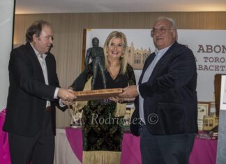 Ana María Romero recibe el Trofeo Dámaso González en Albacete por ‘Hatillo de Sueños’