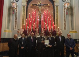 El diestro Juan Ortega recibe la medalla de hermano de la Expiración