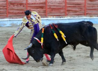 Galdós, a hombros con López Chaves y El Capea
