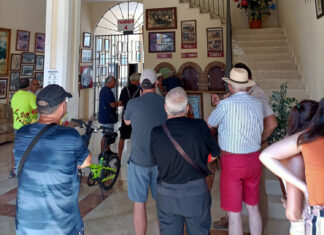 Buen ambiente en el primer día de taquillas en la plaza de Fuengirola