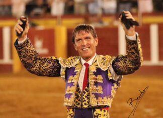 El Cordobés sale a hombros en la ecléctica nocturna de Fuengirola