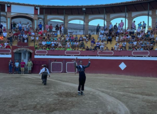 Rafael Quesada pasea un rabo en Cortes de la Frontera