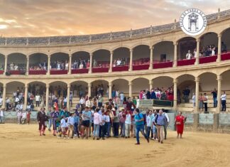 Los novilleros a hombros en el inicio de la Feria de Ronda