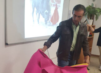 Fernando Cámara enseña el toreo en el Colegio Sueco de Fuengirola