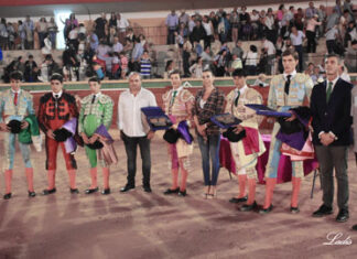 La entrega de trofeos de la final de las becerradas en Estepona