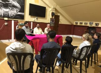 El delegado gubernativo explica su función a los alumnos de Antequera