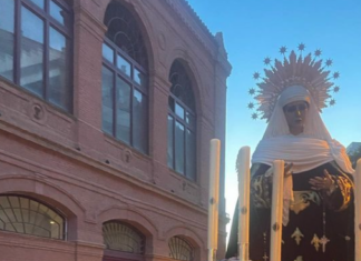 La Cofradía del Descendimiento hace su traslado más torero