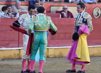 Juan Carlos Benítez ya es matador de toros y corta dos orejas al de la alternativa