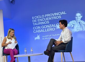 Gonzalo Caballero y los jóvenes aficionados malagueños