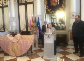 Presentado el Capote de Paseo con el que el Ayuntamiento de Málaga premia a Roca Rey como triunfador de 2022