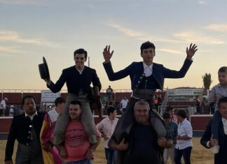 Doble Puerta Grande malagueña en el festival de Olvera