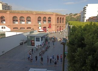 Largas colas en el primer día de venta de entradas sueltas para la Feria de Málaga 2023