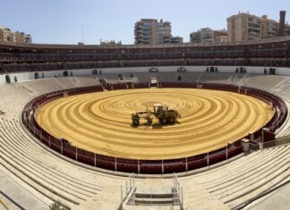 La Malagueta se pone guapa para su Feria