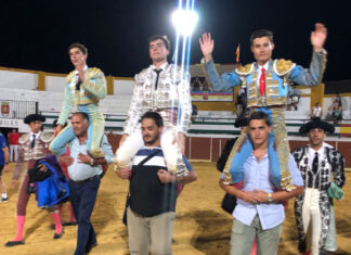 El Gali sale a hombros de la plaza de toros de Castellar (Jaén)