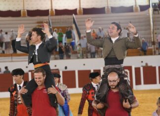 Triunfal comienzo de la Real Feria de Antequera con los rejoneadores Andy Cartagena y Leonardo Hernández a hombros