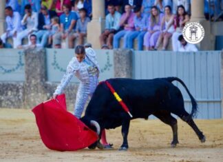 Dos orejas para Olga Casado y una para El Moli en el arranque de la Feria de Ronda