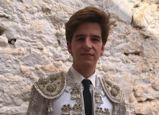 Mala suerte de Manuel Martínez al lesionarse su novillo durante la lidia en Cazorla