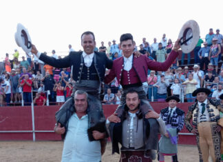 Ferrer Martín corta un rabo y sale a hombros con su primo Francisco Martín en Paredes de Nava