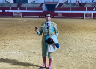 Manuel Díaz corta una oreja a un novillo de Martín Lorca en Utrera