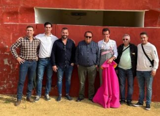 Alejandro Cano se prepara lidiando un toro en la ganadería de Salvador Domecq