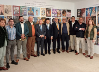 Toros con la Luna ofrece una muestra benéfica de carteles de la Semana Santa en la provincia de Málaga