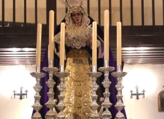 La Virgen de las Angustias luce una saya procedente de un traje de luces de Paco Ojeda en su traslado