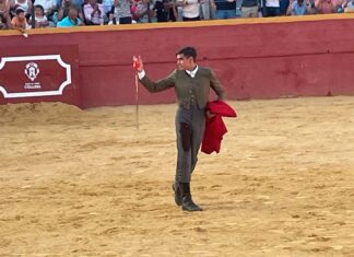 Carlos Moreno saluda una ovación en la Becerrada de Guillena