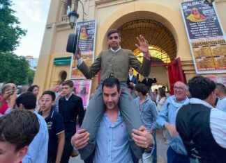 El malagueño Carlos Moreno abre la Puerta Grande de Albacete