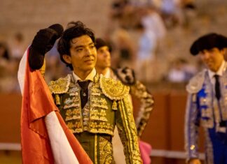 Julio Alguiar se deja ver en los grandes carteles de Perú