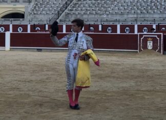 Manuel Martínez saluda una ovación en Albacete por San Juan