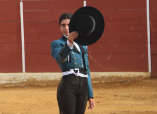 Ovación a la antequerana Alba Caro en la becerrada de Castellar