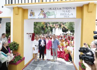 Marbella dedica el arco de entrada a su Feria de Día, de inspiración taurina, al periodista Agustín Hervás