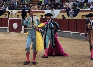 Rafael Quesada da una vuelta al ruedo de Vila Franca de Xira