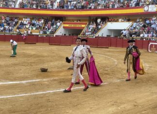 Rotunda tarde de ambición de Roca Rey en Estepona, que sale a hombros con Castella