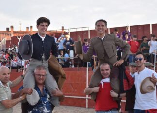 Javier Orozco sale a hombros con Álvaro de la Calle en Cigales