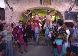 La terna a hombros con una corrida de Manuel Blázquez en la histórica plaza de Almadén