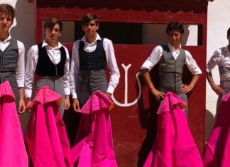 José Antonio Lavado tienta con los alumnos de la Escuela de Málaga