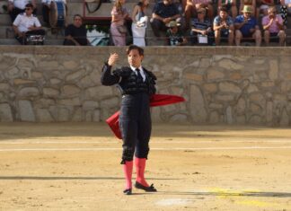 Curro Márquez se atasca con los aceros y escucha los tres avisos en Orgaz