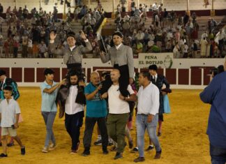 Tarde de reventón con Cartagena y Ventura a hombros en Antequera