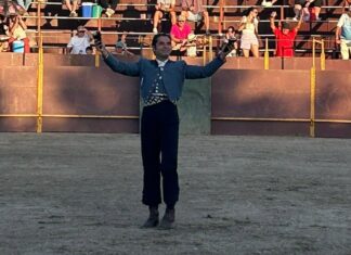 Javier Conde desoreja a su lote en el festival de Aldeacentenera