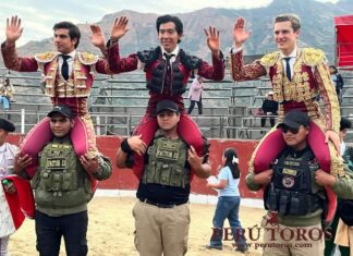 Julio Alguiar sale a hombros con dos matadores en La Leonera