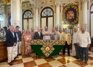 El Ayuntamiento de Málaga presenta el Capote de Paseo con el que premiará a Fortes como triunfador de la Feria de 2023
